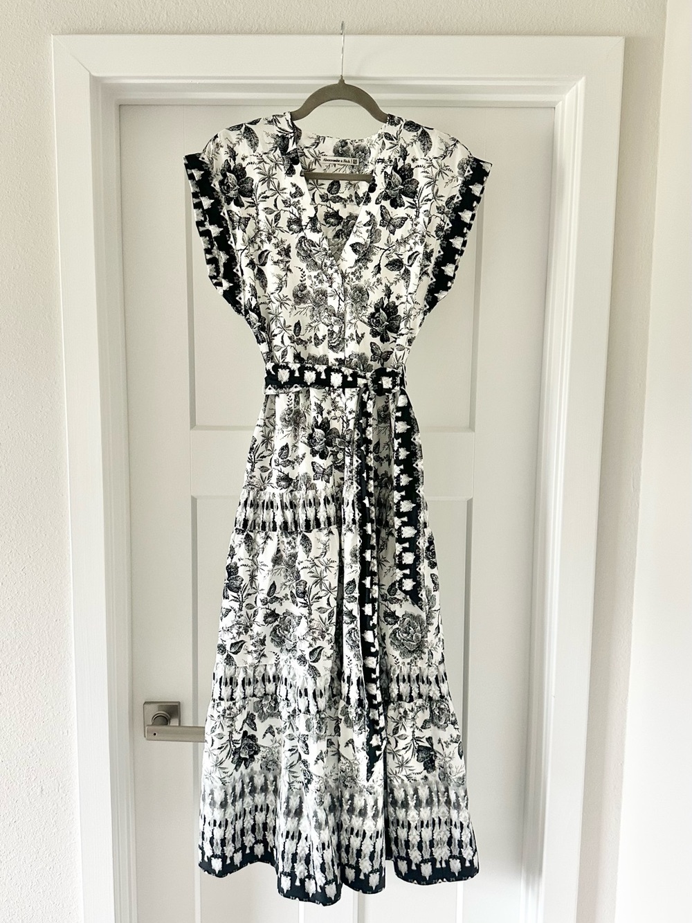 Abercrombie & Fitch Black & White Floral Tiered Maxi Dress - XXS